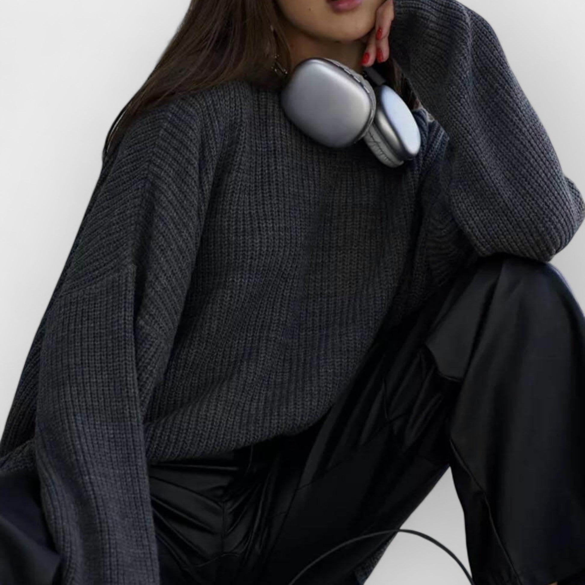 SASKIA - CLASSIC CREW NECK SWEATER